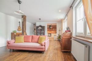 Retro cozy apartment 10 minutes to beach and 15 minutes to old city