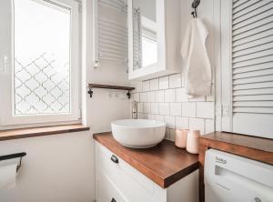 Retro cozy apartment 10 minutes to beach and 15 minutes to old city