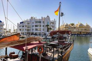 Benalmadena Seafront Apartment with Parking - by Magnolia Properties