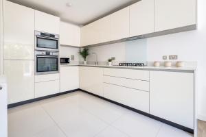 Elegant Flat with Balcony in Finchley