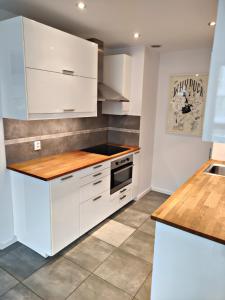 Fully equipped, comfortable and modern apartment with a balcony, very close to the city center, garage available in the building