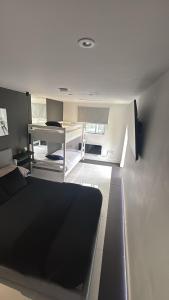 Spacious Guest House Thornton Road, Garden Room