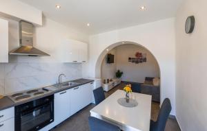 1 Bedroom Stunning Apartment In Ploce