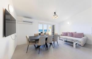 4 Bedroom Amazing Apartment In Dugi Rat