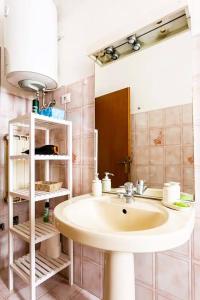 Ampia stanza luminosa a San Giovanni, piano alto con finestra o balcone