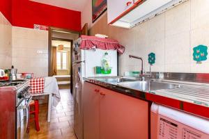 Ampia stanza luminosa a San Giovanni, piano alto con finestra o balcone