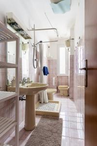 Ampia stanza luminosa a San Giovanni, piano alto con finestra o balcone