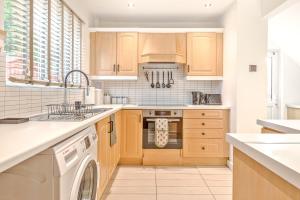 3BR House Parking, Garden & Pet Friendly