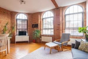 5 mins walk from centre, spacious city apt, open-plan