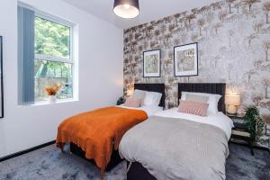 Spacious 4BR House, Sleeps 8, Parking, Full Kitchen, Ideal for Groups, family, contractors