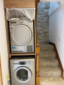 4-Bed Barnwell Retreat- Sleeps10 Garden & Parking