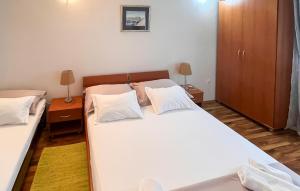 Amazing Apartment In Supetar