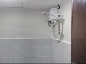 Ocean Breeze Condo in Lapu-Lapu - Private Room with Balcony