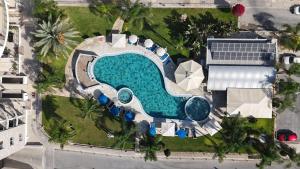 Modern Penthouse Overlooking Pool - 4-star hotels in Pyla