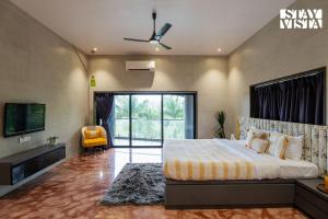 StayVista at Isolaire - Aamby Valley with Bonfire, Infinity Pool