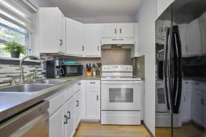 5 Bedroom Cozy Retreat Lakefront