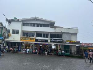 Azalea Holidays On Mall