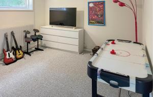 2 Bedroom Amazing Home In Asaa