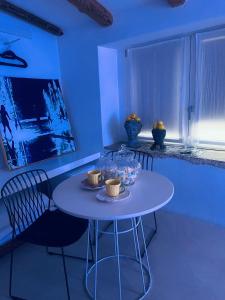 Hydria Guest House Art Gallery Dimora d artista con terrazza e vasca idromassaggio nel cuore del borgo antico Artists Home with terrace and jacuzzi in the heart of the old town