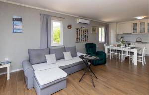 3 Bedroom Beautiful Apartment In Zaton Doli