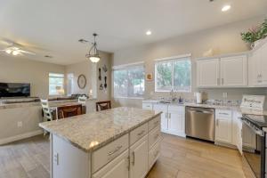 4 Mi to Riparian Preserve Mesa Abode with Hot Tub