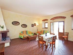 Modern Holiday Home in Loro Ciuffenna with Pool