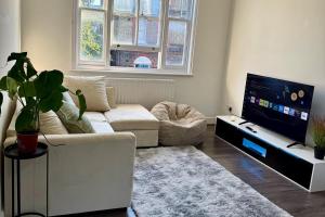 2-Bed Apartment - Sleeps 4 Pets Ok & Balcony - 4-gwiazdkowe hotele w mieście Londyn