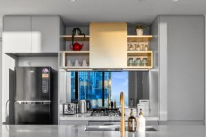 Luxury 3BR in Melbourne CBD with Skyline Views, Pool, Gym, Sauna