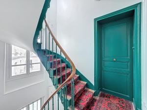 Golden Triangle Attic - Elegant Retreat with WiFi near George V