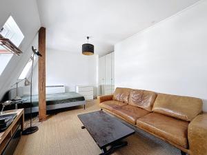 Golden Triangle Attic - Elegant Retreat with WiFi near George V