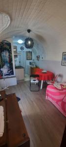 Rabbit Hole Bianconiglio