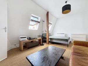 Golden Triangle Attic - Elegant Retreat with WiFi near George V