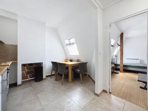 Golden Triangle Attic - Elegant Retreat with WiFi near George V