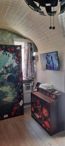 Rabbit Hole Bianconiglio