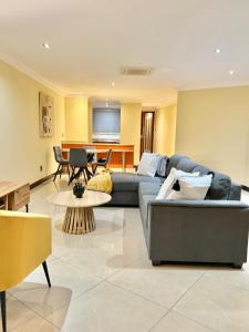 Bens Stylish Lake View Apartment