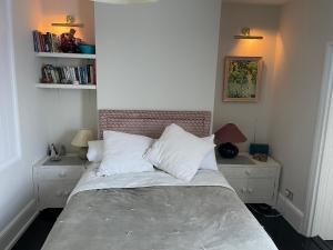 Colourful 2 bed 2 bath Tooting house