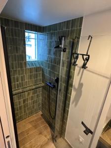 Elevator - Bright 1BR in the heart of hip Paris, Montorgueil
