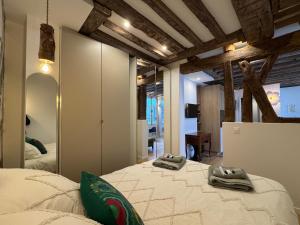 Elevator - Bright 1BR in the heart of hip Paris, Montorgueil