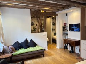 Elevator - Bright 1BR in the heart of hip Paris, Montorgueil