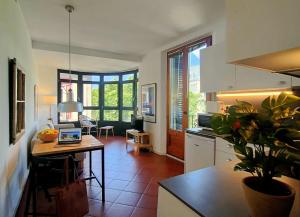 Gorgeous views over La Rambla. Very bright R.A.