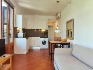 Gorgeous views over La Rambla. Very bright R.A.