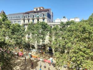 Gorgeous views over La Rambla. Very bright R.A.