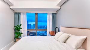 Private Apartment walk to Greenbelt, Legazpi Village