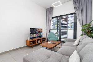 Modern JVC 1-Bed Pool, Gym and Family Amenities
