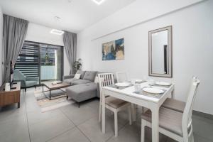 Modern JVC 1-Bed Pool, Gym and Family Amenities