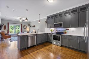 Only 4 Miles to Broadway with Free Parking and TVs in Bedrooms