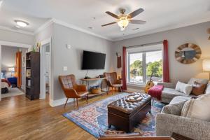 Only 4 Miles to Broadway with Free Parking and TVs in Bedrooms