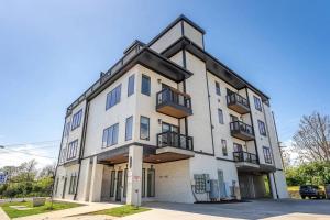 Only 4 Miles to Broadway with Free Parking and TVs in Bedrooms