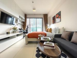Walk to BTS Ekkamai l Urban Sukhumvit Living l Fast WiFi