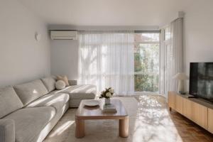 Stylish South Yarra Apartment Near Botanic Gardens